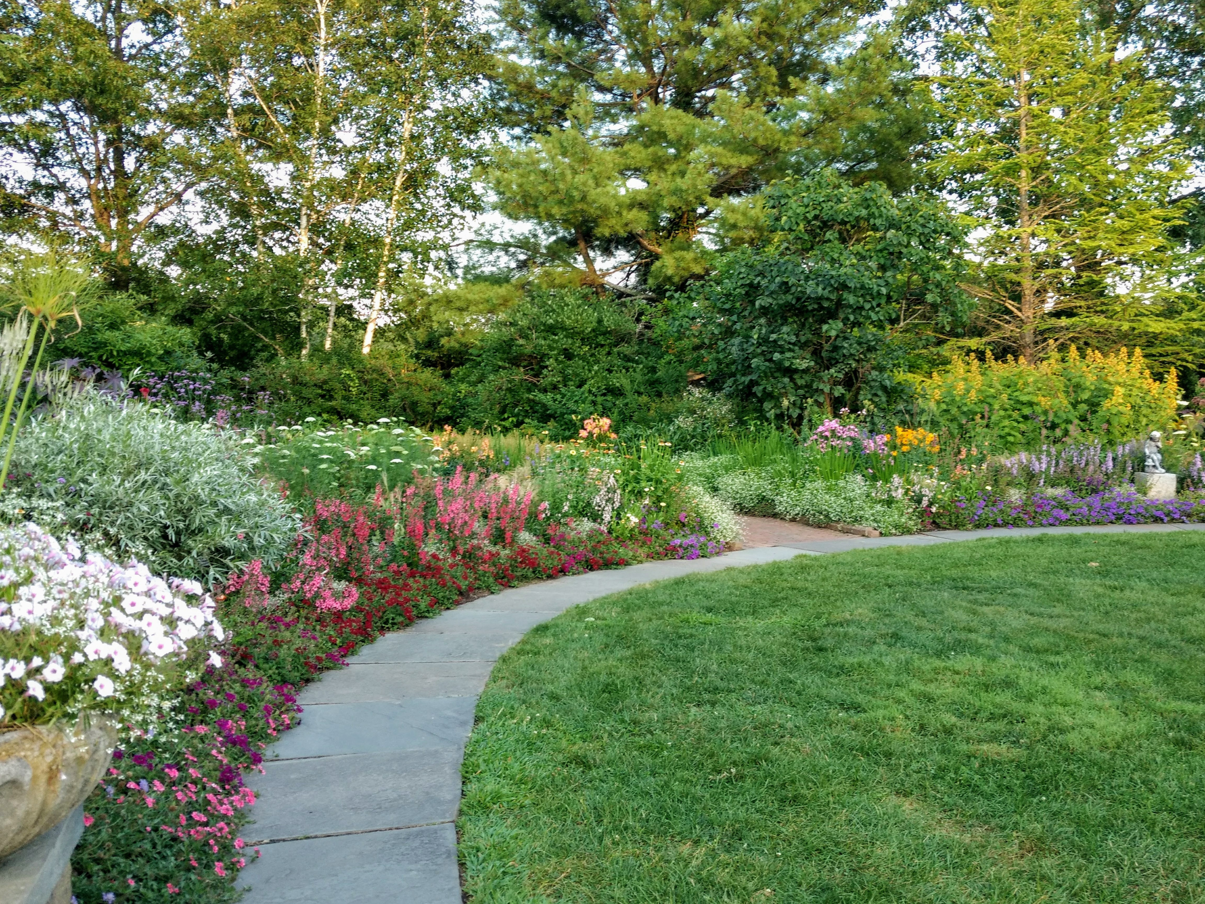 Благоустройство участка частного дома во Владимире и Владимирской области